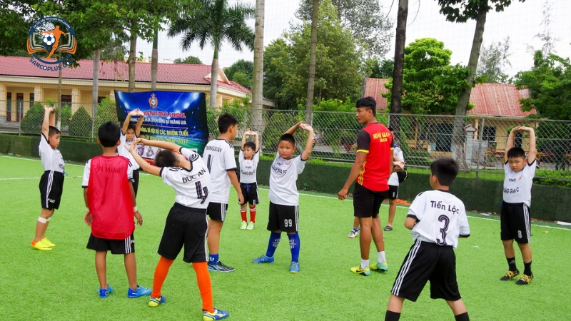 Luyện tập bài tập bắt bóng cho trẻ 