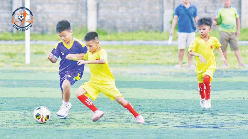 Bài tập chuyền bóng cho trẻ em phát triển tinh thần đồng đội