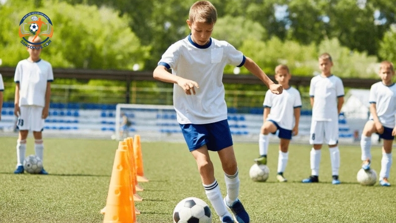 Bài tập tấn công giúp trẻ rèn luyện khả năng ghi bàn 