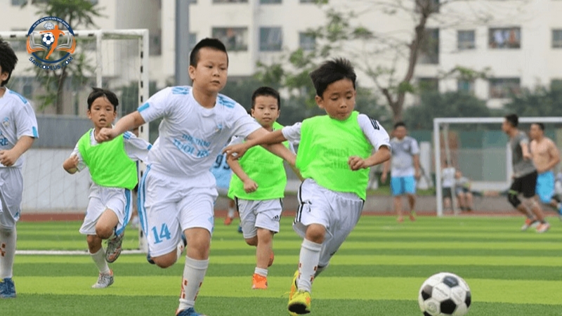 Bài tập tạt bóng giúp cải thiện khả năng kiến tạo cho bé 