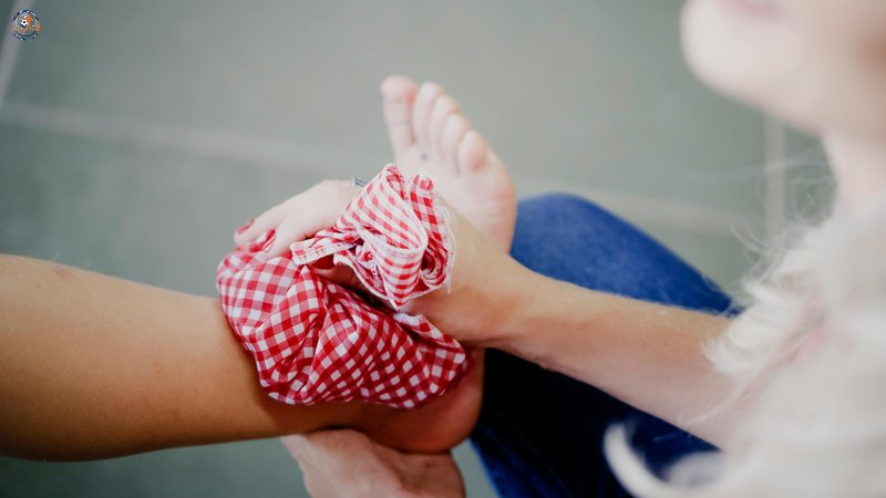 Cách sơ cứu đúng cách khi không may bị bong gân