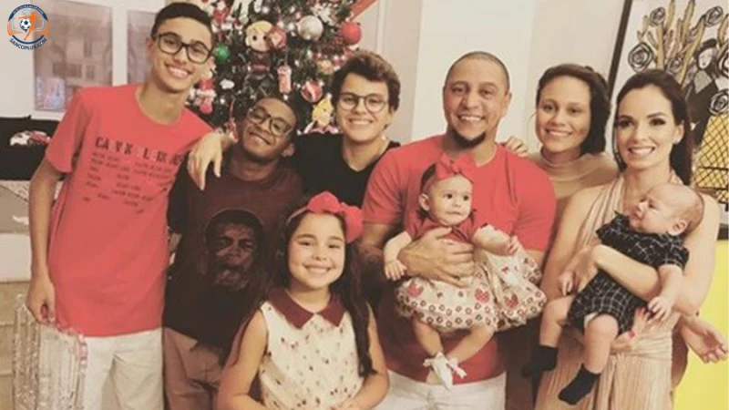 Đời tư phức tạp 11 người con với 7 người phụ nữ của Carlos