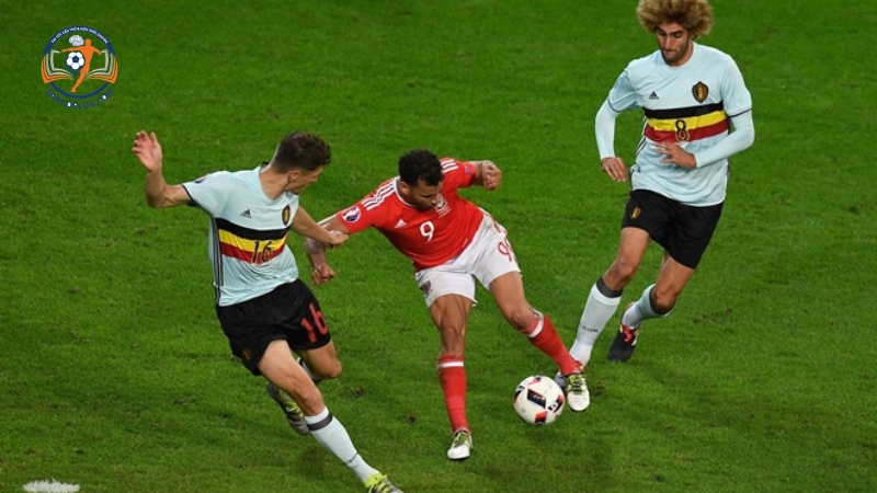 Kỹ thuật chuyển hướng bóng qua người (Cruyff Turn) 