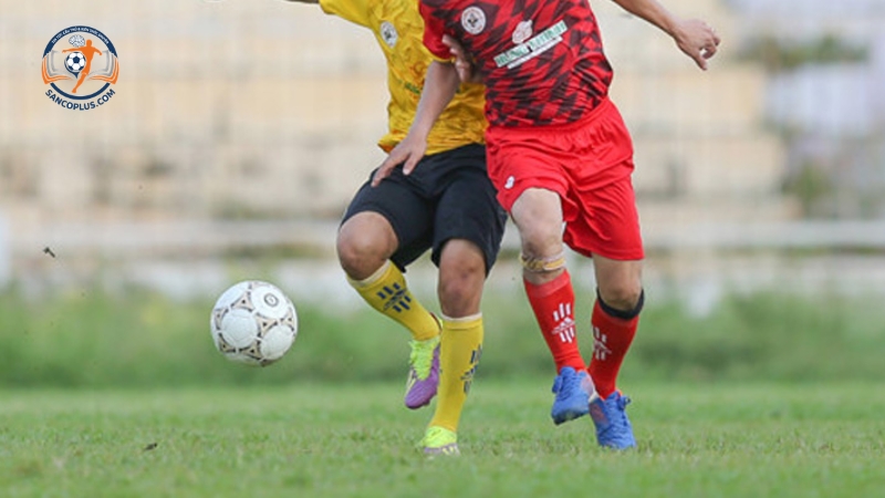 Kỹ thuật bóng đá qua người Step Over khiến đối phương mất hướng