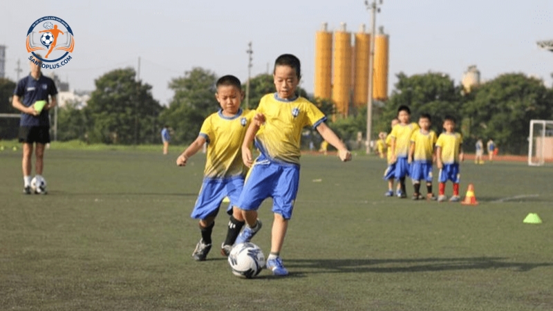 Bài tập rê bóng giúp trẻ kiểm soát linh hoạt