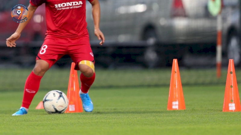 Bài tập rê bóng qua vật cản giúp cải thiện khả năng giữ bóng 