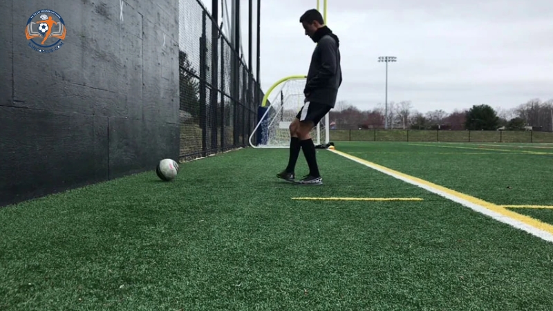 Thực hiện bài tập sút bóng vào tường